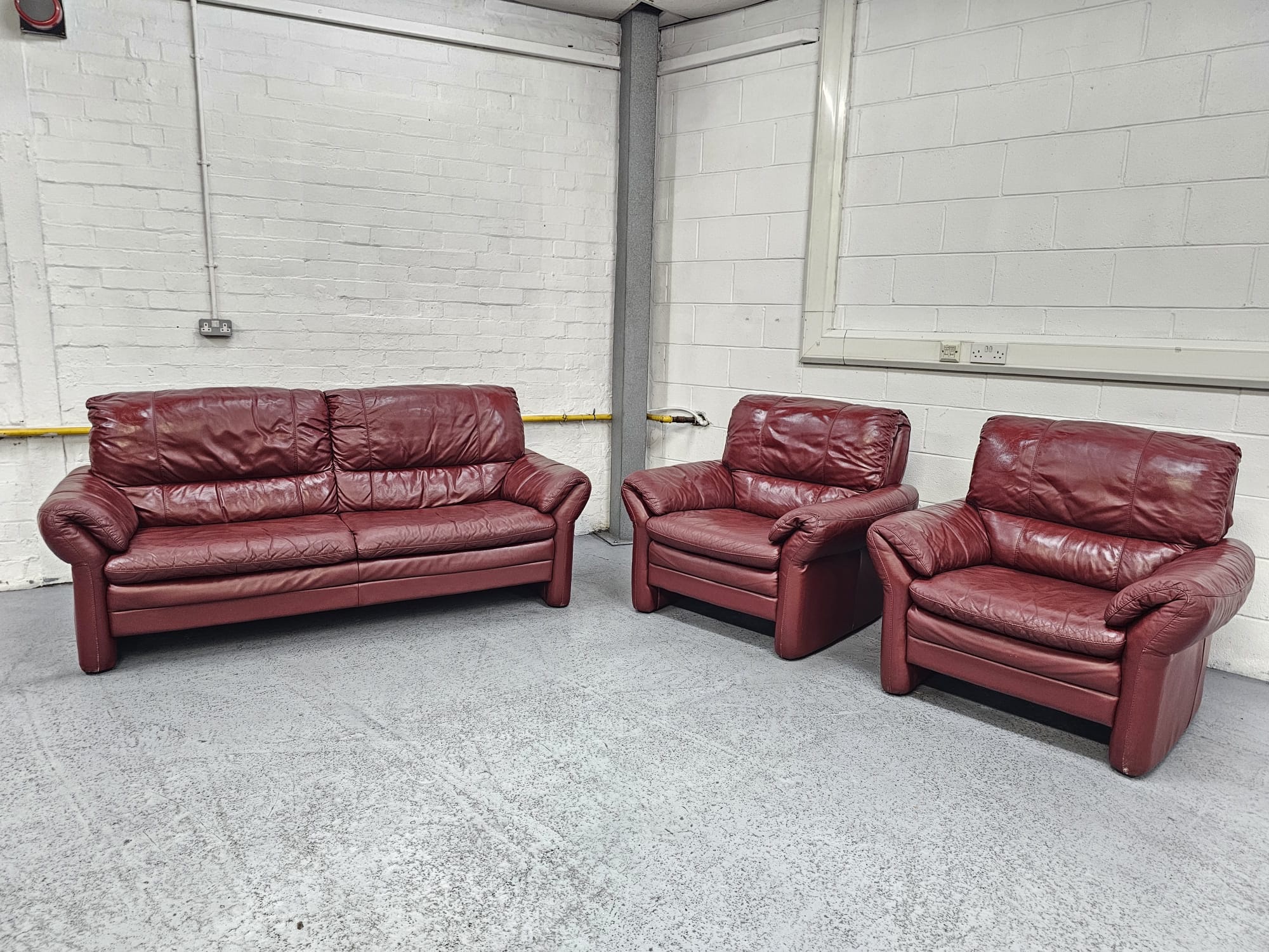 Red leather 3 piece outlet suite