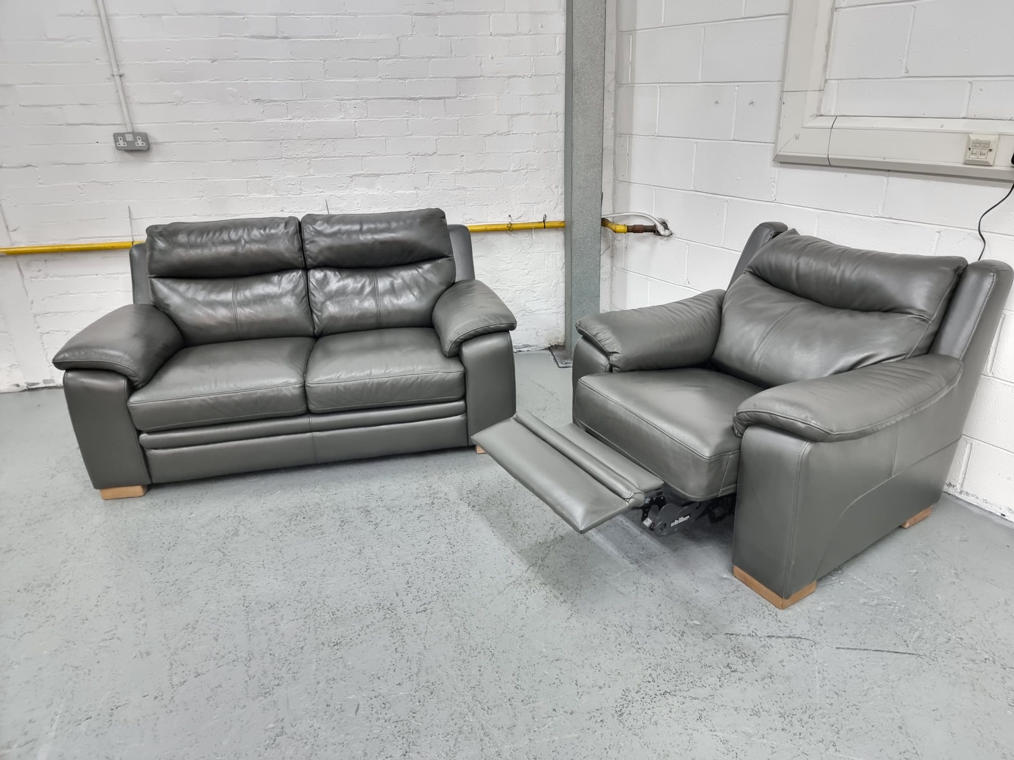 Dfs leather deals recliner chairs